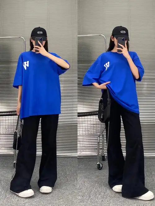 大面积的蓝77白色不规则印花让这款短袖简直不要太吸睛02搭配黑色