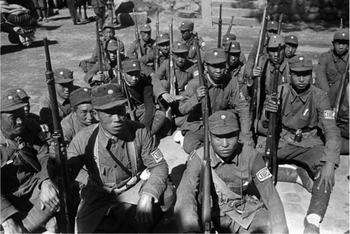 八路军士兵真实影像,人人扛三八大盖,个个如猛虎下山