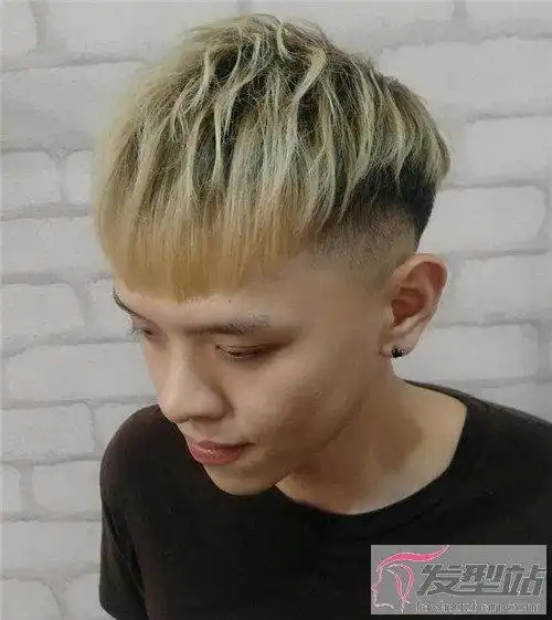 温暖的琥珀棕色,不同于去年的雾面灰棕色,更有光泽,更耀眼的色彩.