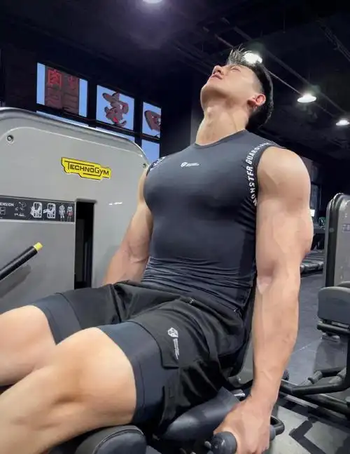 健身撸铁打造满身肌肉身高190cm大长腿宛如行走的荷尔蒙