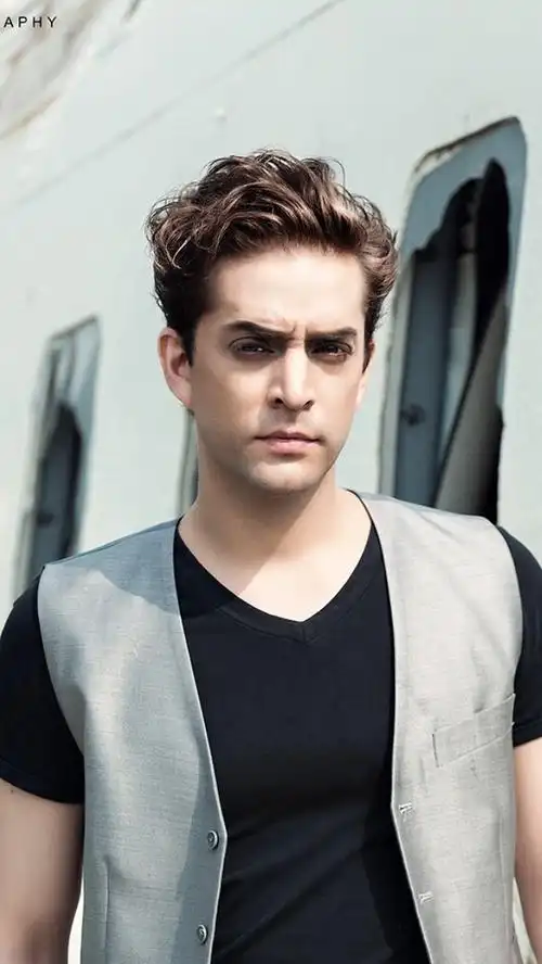 b4if">闫龙飞,1980年4月3日出生于墨西哥城,在中国发展的墨西哥男演员