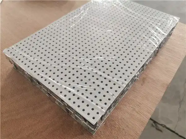 蜂窝铝板采用"蜂窝式夹层"结构,底板与铝蜂窝芯经高温高压复合制造而