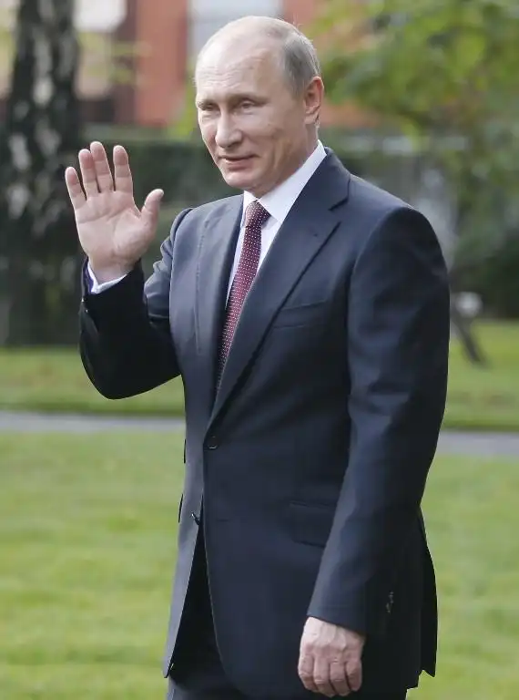 普京访问塞尔维亚冒大雨参加阅兵式