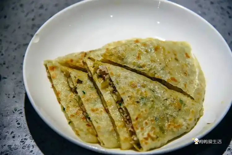 临海的麦饼种类很多,有蛋肉麦饼,猪肉麦饼,洋芋头麦饼,冷饭腌菜麦饼