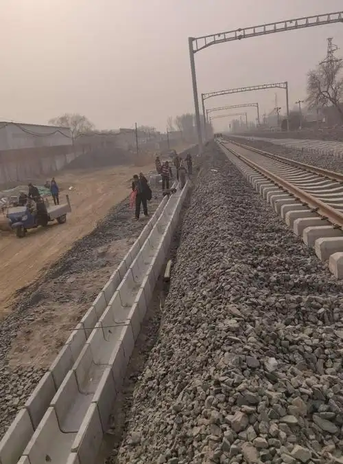 dk41 220处安装排水沟85米