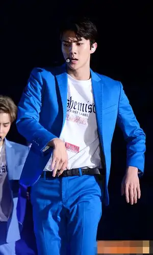 exo穿蓝色西装登台献唱 世勋帅气xiumin卖萌可爱【组图】 (6)