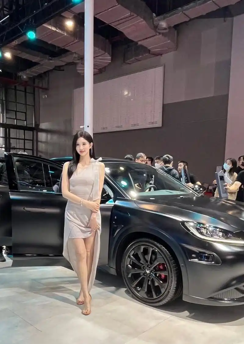 上海车展的车模小姐姐实在太美啦|||上海车展实在太精彩了,眼睛来不及