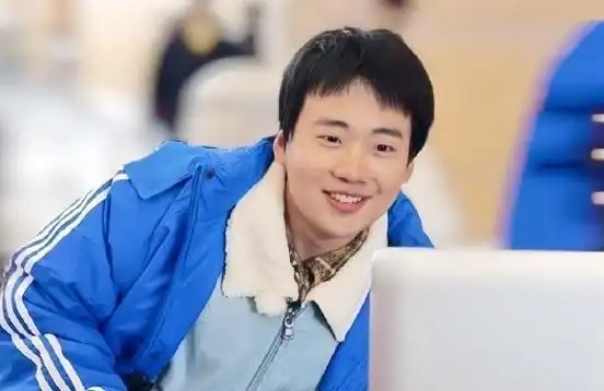 郭麒麟发胖30斤照片曝光,网友直呼:怎么跟他爸一样了.