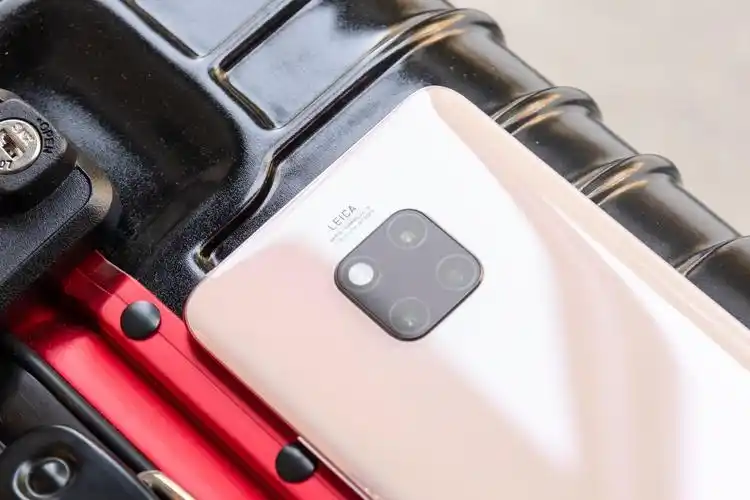 说到拍照就不得不提华为mate 20系列的徕卡三摄,三颗摄像头分别覆盖了