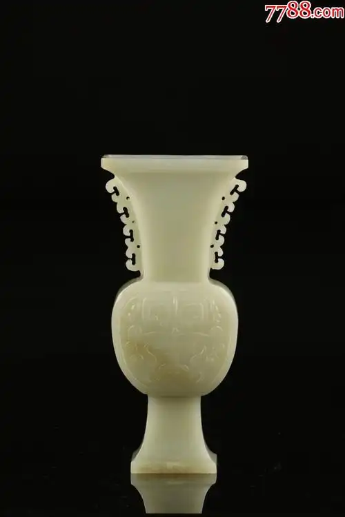 清代:和田玉兽面纹出戟花觚