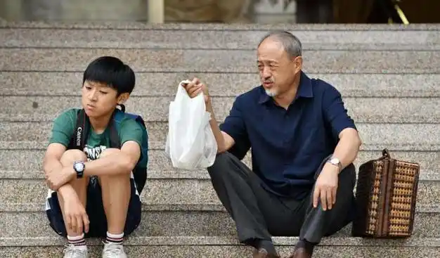 《川流不"熄"》跑去看杨新鸣,全家福的照片