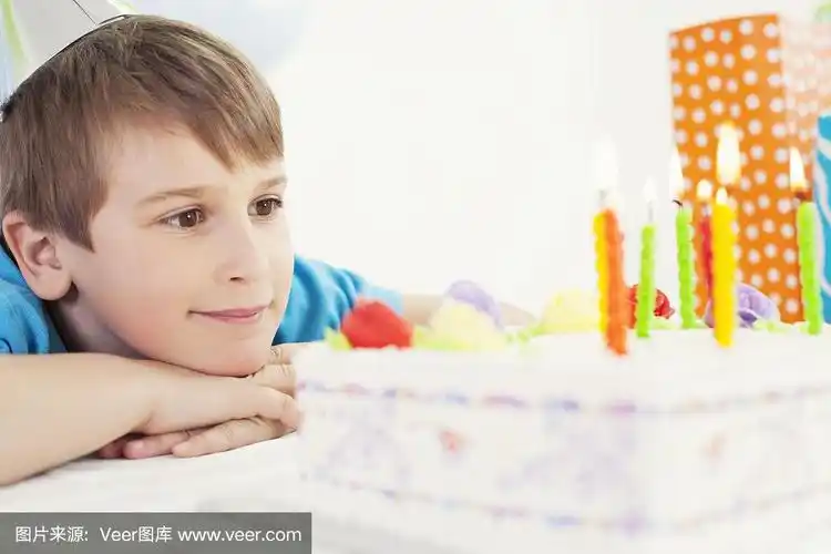 男孩庆祝生日,许愿
