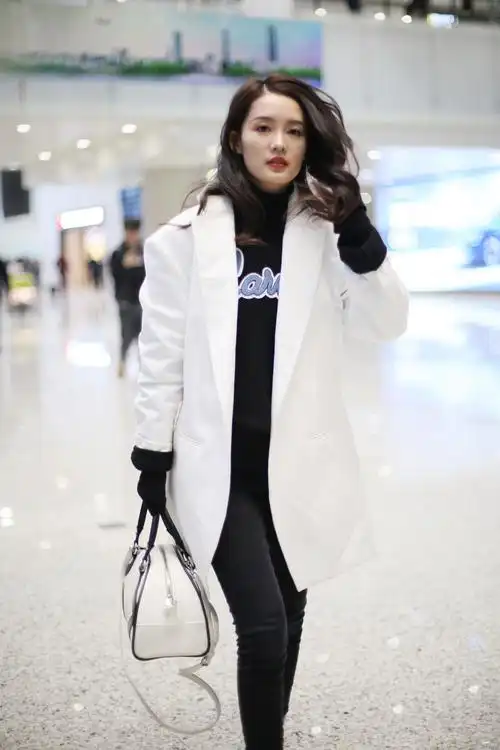 近日,"林婉儿"李沁现身机场.