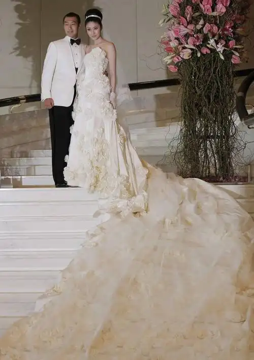 4个月后,陈慧琳与刘建浩,在一种亲朋好友的祝福下,步入婚礼殿堂,从此