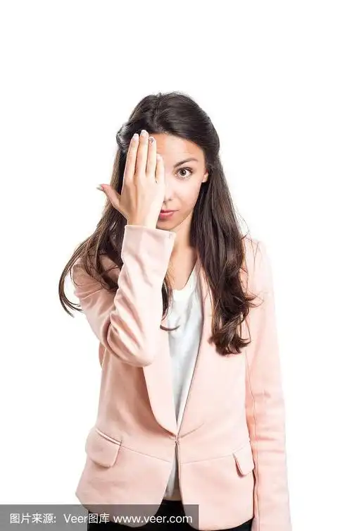 小女孩盯着镜头,遮住一只眼睛