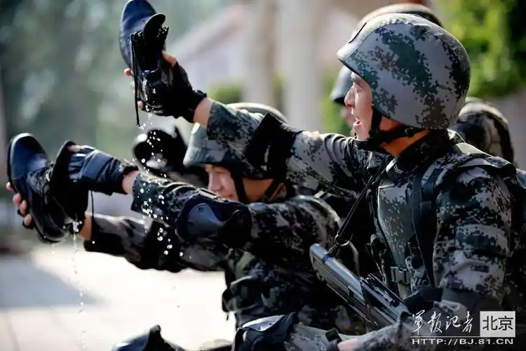 军媒发解放军硬汉猛照( 1 / 19 )