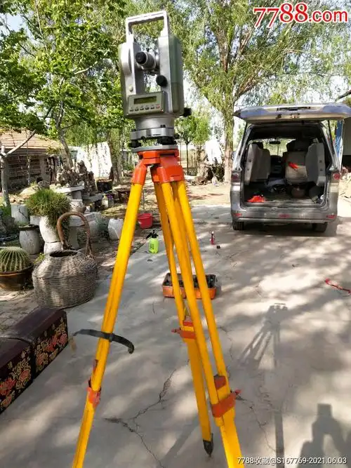 刚得一套工地上的工程测量仪.