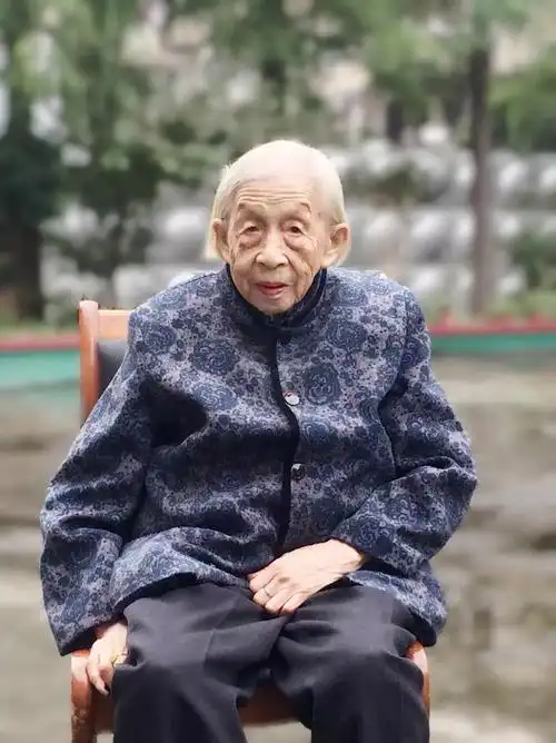 快要一百岁的长寿奶奶也要变漂亮最后奉上大家快乐的大合影征集欢迎点