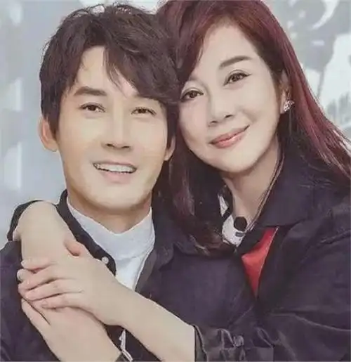 近期,陈松伶与张铎同框的活动照片在她的个人空间引发了强烈的关注