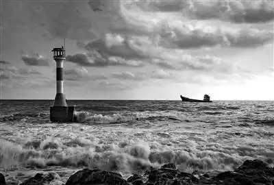 灯塔矗立照亮人生的航程