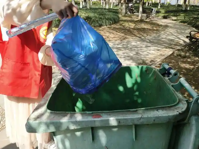 哇塞!满满的一袋垃圾