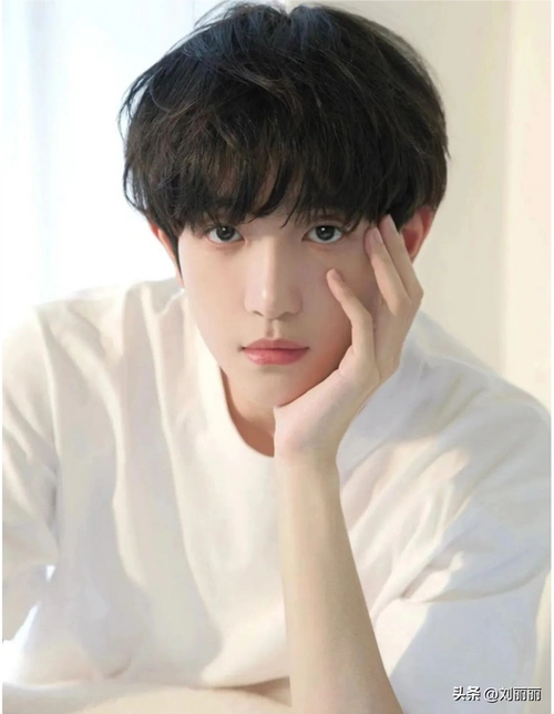 适合大头大圆脸的男生发型三七分,男生中分烫什么发型好看 和三七分