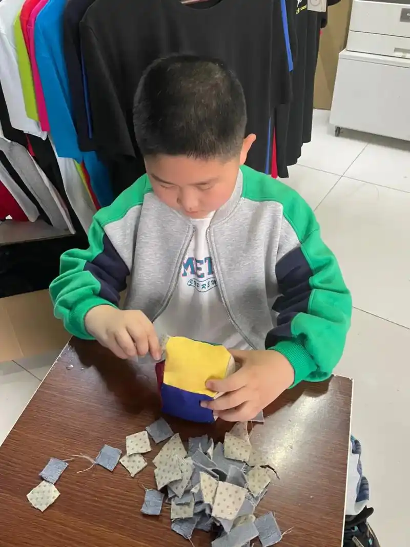 动手能力培养 #认真的样子真帅 手工制作沙包,还非得让印字 - 抖音