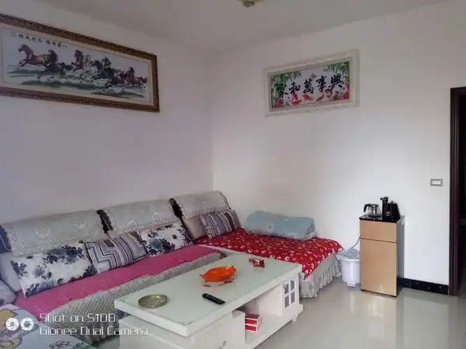 胡长明老乡家客厅整齐有序!