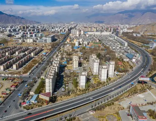 这是拉萨市内公路(4月3日无人机拍摄).   新华社记者 普布扎西 摄