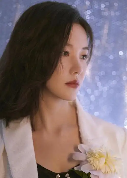 杨子姗年轻最美图(杨子姗初夏写真大秀白皙修长美腿)(3)