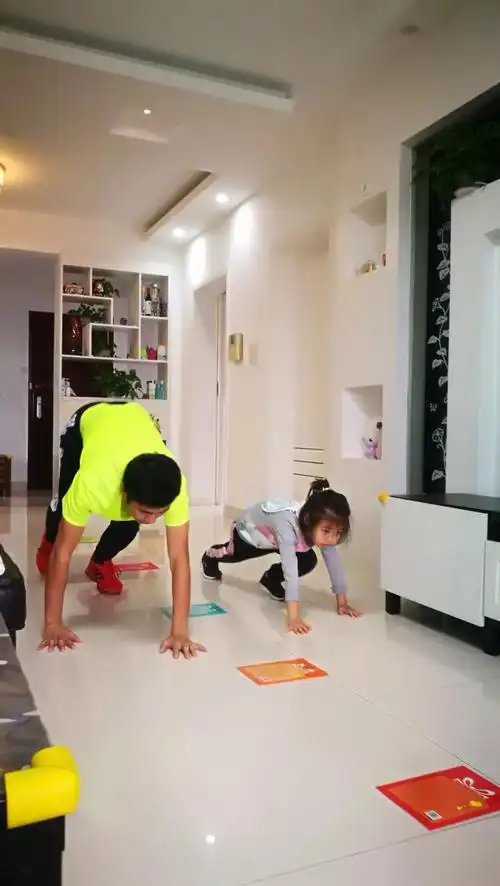 三道街小学附属幼儿园:"暖心相伴,与爱同行"——亲子室内体育小游戏