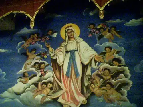 教堂里,正面墙壁上的圣母像,令人肃然起敬.