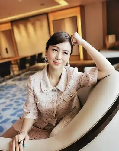 逆生长女神翁虹穿小香风套装裙配高贵盘发端庄优雅真像名媛