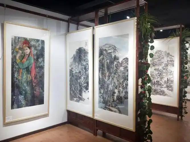 东方彩墨画院院长何雨春参展画家马汉跃李新清华美院书画高研班主任