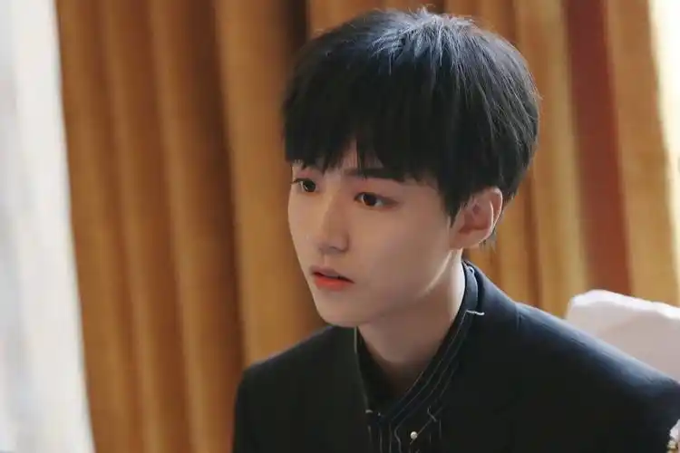 高冷帅气的王俊凯壁纸_tfboys帅气少年