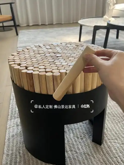 这个凳子好吸引他们的注意力啊268根打磨精修的实木棍子组成凳子看着