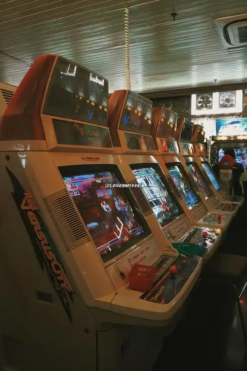 复古 和 街头感非常浓厚 周末人超多 / 本来以为是一家很小的游戏厅