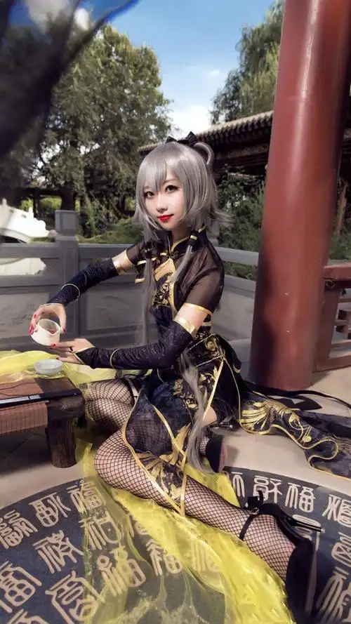 cos虚拟歌手金丝雀洛天依丝质旗袍加身让其汉元素的概念非常突出