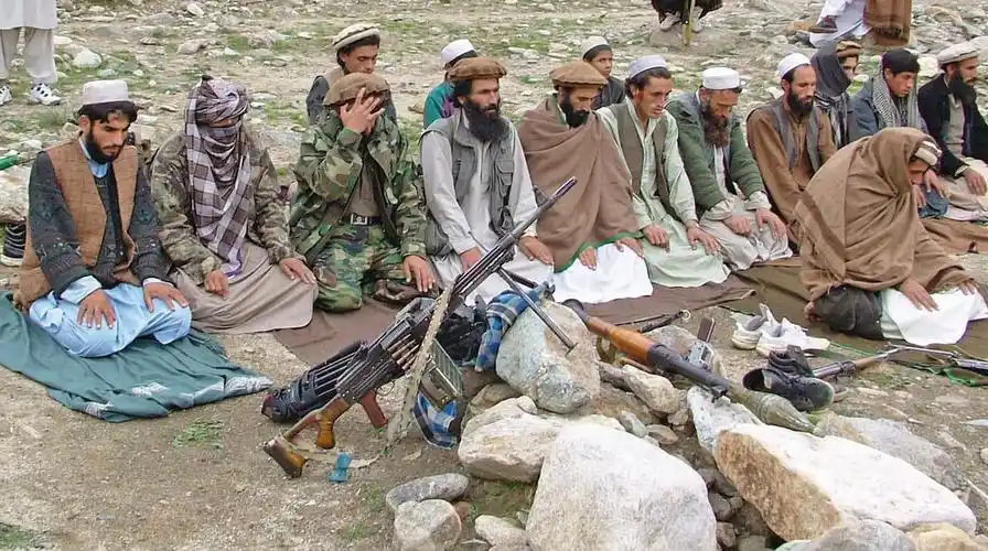 图为祈祷中的阿富汗塔利班