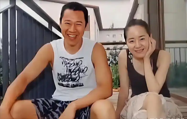 回顾张丰毅对前妻冷漠二婚娶小12岁霍凡29年未生子女被宠成宝