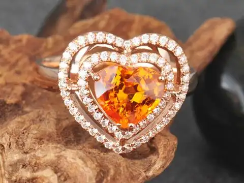 ine),也称桔榴石,它是近些年国际市场上非常受欢迎的一种石榴石,从