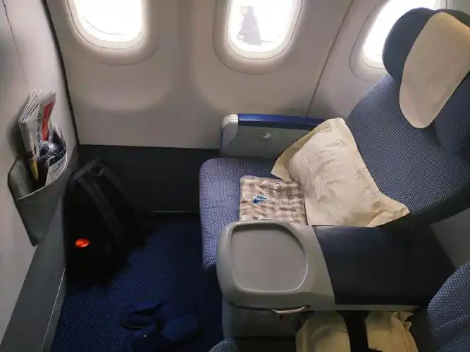 座位我看了下南航别的机型,算是最差的公务舱了吧