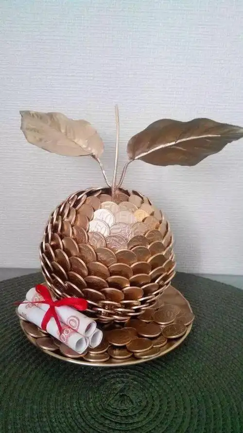 她把储钱罐里的硬币拿出来全部喷上了漆最后却惊呆了所有人