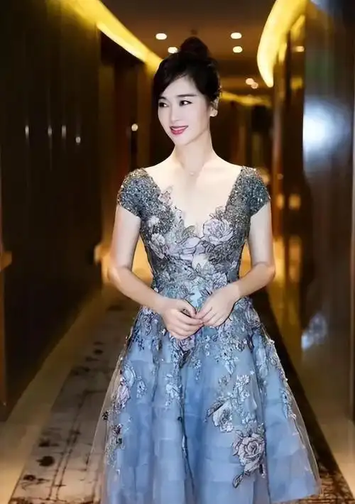 事实证明,46岁的"氧气美女"左小青,可算"原形毕露"了!