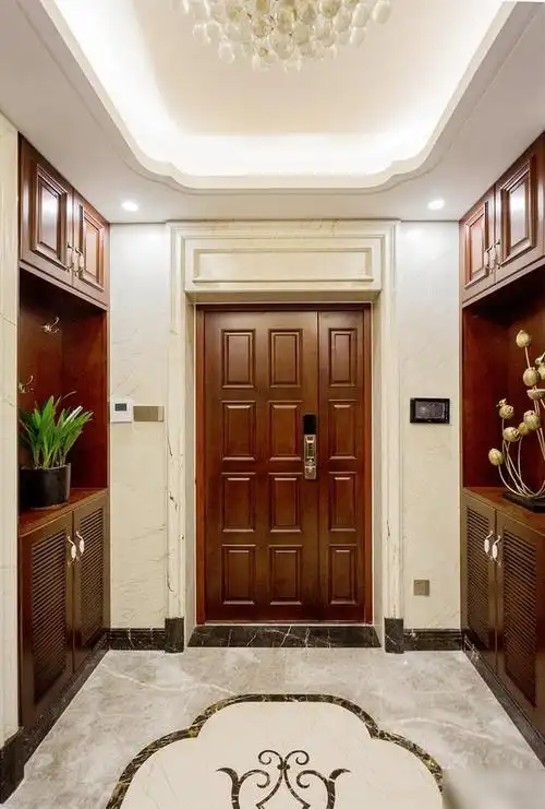 在进门左右两边设计了对称的鞋柜,与地面的波导线一直延伸至玄关,形成