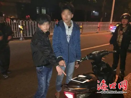 两名嫌疑人在指认现场.