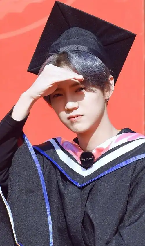 赶个余温?明星学士服汇总