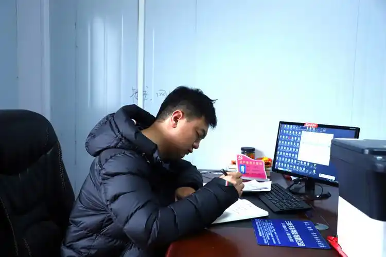 王向宁在办公室忙碌.