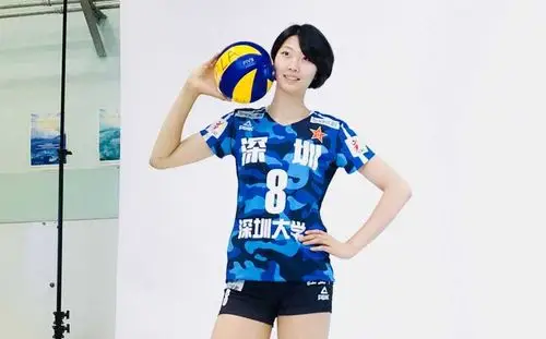 1米83靳东与2米袁心玥合照,踮起脚插着兜卖萌,真的可爱