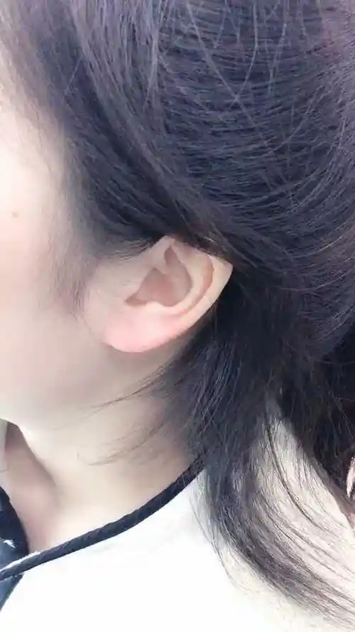 这么漂亮的一双耳朵,不打耳洞实在是太可惜了